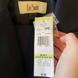 NWT - Le Suit - Blazer & Pants. Size 4, blue.